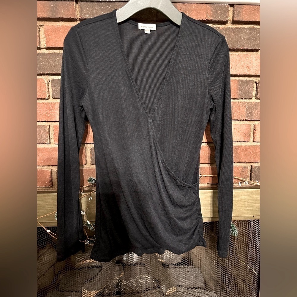 🛍️ black wrap style top. Excellent condition.
